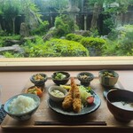 FukuFuku - カウンター席で前庭を見ながら…