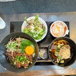 なんか喰ぃ亭 - 炙り和牛とうなとろ丼セット(ご飯並盛)