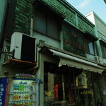 辰巳屋 - 筋向かひにある看板建築の「みの屋海苔店」