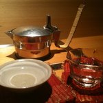 自分の好みの猪口を選んでチロリで熱燗。