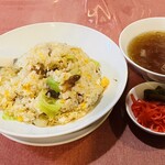 岩手屋 - 絶品炒飯、ラーメンスープ、紅生姜とザーサイです