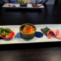 鉄板焼さわふじ - ✽ 前菜…左はイカとオクラで五香粉のような香りの中華風、真ん中は青パパイヤ