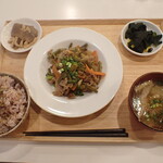 トーコーキッチン - 牛肉のスタミナ炒め　副菜二品、豚汁