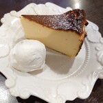 DAIBAN COFFEE cafe - バスクチーズケーキ 530円✨ひと切れは小さくなったけれど、変わらず濃厚＆香ばしいチーズケーキ 生クリーム添えです。