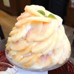 DAIBAN COFFEE cafe - 桃のかき氷  1,880円✨同伴者のオーダー。ミルク氷にふんだんの甘い桃！切り立てフレッシュです。桃シロップ(ピューレー)が別添え。