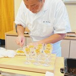 鮨おばな - バカラのグラスにウニパフェを詰めます