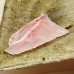 鮨おばな - 本アラです。九州で呼ぶハタ（クエ）とは全く異なる身質と味わいです。新月の塩と本山葵でいただきます。