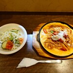カーサタベ - このお店の名物である

●鉄板イタリアンランチ（サラダ、ドリンク付き）900円

を注文してみた

注文時と同時にサラダが提供され
注文から3分後には鉄板イタリアンが提供されている