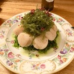 創作料理Ryota  - ・宮城県産生ホタテと奄美産海ぶどうのカルパッチョ（¥3,990）