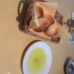 Makaroni Ichiba - サービスのパンとオリーブオイル