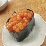 鮨おばな - イクラの醤油漬け。まるで半熟卵のような食感です