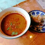 クゥーチャイ - サービスのトムヤムクンと生春巻き