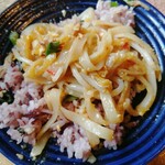 クゥーチャイ - ガパオの上にパッタイ　新食感です