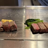 くずし鉄板 あばぐら 神田店 - A5黒毛和牛ランプとA5横浜ビーフリブロース、ズッキーニとつるむらさき
