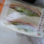セブンイレブン - 料理写真:レタスのサンドイッチ
この手の食べもんって711が他より美味い
っていまだに思てます
他に美味しいコンビニサンドあったら教えてー