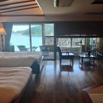 別邸 洛邑 - 部屋から　露天風呂とバルコニーの先には海が広がっています