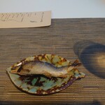 別邸 洛邑 - 大きい鮎は塩焼きのままで　白ワインが進みます