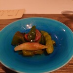 別邸 洛邑 - 夏野菜のお浸し　河津のきゅうりと南伊豆の野菜達　しっかりと歯ごたえがあり、野菜の旨味を食べさせる料理ですね　南伊豆のバシルの風味が鼻を抜けて爽やかで美味しかったです