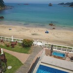 別邸 洛邑 - 写真には隠れてますが右手前にはホテルのプールがあります