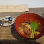 別邸 洛邑 - もう一匹は椀物に　香ばしい風味が椀を美味しくしてくれます　青菜まで美味しくなります！！