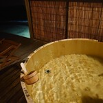 別邸 洛邑 - 夜の海を見ながら入る露天風呂も気持ち良いです