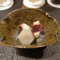 あま木 - 煮真蛸(日間賀島産)、焚き里芋添え、削り青柚子皮掛け