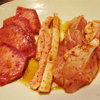 力飯店 - タレ焼きの牛タン・大動脈・鶏肉です。
                どれも上質な味わい。
                