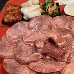 多文 - 上タン塩とキムチ盛り合わせ