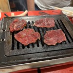 多文 - ガス火のロースター。ロース肉を焼いてます