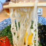 らーめん森や。 - 【夏限定】しそ塩トマトらーめん(はるゆたか中太麺)、麺リフトアップ