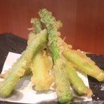 こころや - 群馬県産アスパラガス天ぷらアップ