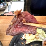 BAR つちのこ - ソースがよく馴染んで、ニンニクチップも良い感じ