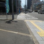 浪花焼肉 肉タレ屋 - お店の前の道　この先がJR環状線　寺田町駅です　　斜めの道＆一方通行＆線路沿いの道なので、長年 大阪に住んでいてもこの辺りの道はナビ 必須