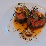 TRATTORIA NONNO - ローストビーフとステーキの違いって??って思うくらいの肉厚。