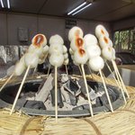 Rikugien Sakura Chaya - 店内の炭火焼団子です