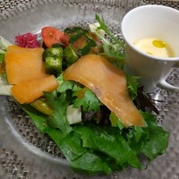 イタリア料理 ルッチコーレ - 軽井沢産トマトと生ハムのサラダ