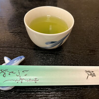 日本橋いづもや - 鰻で統一されたテーブルセッティング
                    箸置きのうなちゃんが可愛い　お茶碗も可愛い
