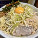 ラーメン二郎 - 小ぶた（1,070円）＋ネギ（120円）＋ニラキムチ（120円）＋汁なし（100円）＋トロロ（150円）、ニンニクコール