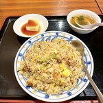 中華居酒屋料理 餃子屋 - チャーシュー炒飯セット 漬物、冷奴、スープ付き