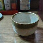 味の蔵どんつく - 藁白釉に織部釉で縁取りしたぐい呑み