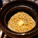 厳選焼鳥一石三鳥 - 玉蜀黍(トウモロコシ)の土鍋ご飯(かき混ぜ前)