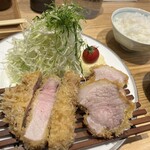 とんかつ ばんぶー - リブロースかつ2個。縦に1つに切ったものと横に２つ切り分けたものが並んでいます。お肉の断面からも美味しさが伝わります。