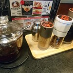 175°DENO担担麺 - 卓上の調味料
