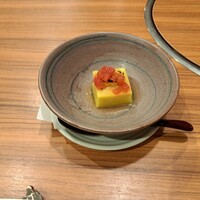 横浜 瀬里奈 浪漫茶屋 - お通しの卵豆腐らしきものに、とうもろこしをのせてトマトのジュレをかけたものです。