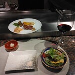 鉄板焼　葵 - 海草入りサラダと赤ワイン