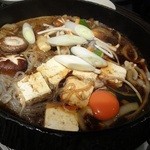 Gyuu zou - すき焼き鍋に、まずは野菜と豆腐を入れます