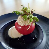 東川ペリカン - 前菜（比布町「たかだ畑」の贅沢トマトの丸ごとサラダ