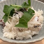 あじふらい てしお - かまどあじ飯はこの状態で提供される