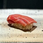 鮨 西崎 - ■中トロ
      意外と、西崎さんで直球の中トロは珍しいかも。
      近海は全滅に近いとのことで、樋長さんからカナダの個体を。
      この時期、これだけ味の乗った鮪をいただけるのは、なんともありがたいです。