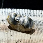 鮨 西崎 - 【追加】シンコ
      季節モノですからね。
      かわいいシンコちゃんを５枚重ねて。柔らか〜い。